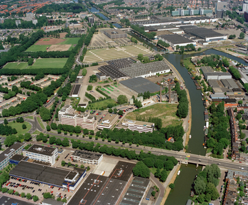 842593 Luchtfoto van het noordelijke deel van het bedrijventerrein Kanaleneiland te Utrecht, uit het zuiden. Rechts het ...